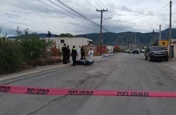 Un joven de 18 años murió y dos acompañantes quedaron graves tras derrapar en motocicleta y chocar contra un poste al oriente de Saltillo.