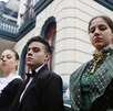 Personas vestidas con temática de una casa tradicional italiana y de fondo la Casa de los Enanos