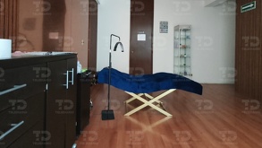 Consultorio médico con una silla al centro.