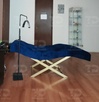Consultorio médico con una silla al centro.