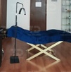 Consultorio médico con una silla al centro.