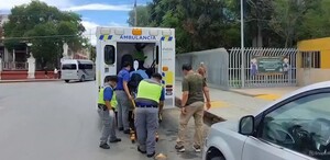 Se observa una ambulancia y personas alrededor de ésta.