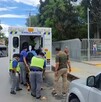Se observa una ambulancia y personas alrededor de ésta.