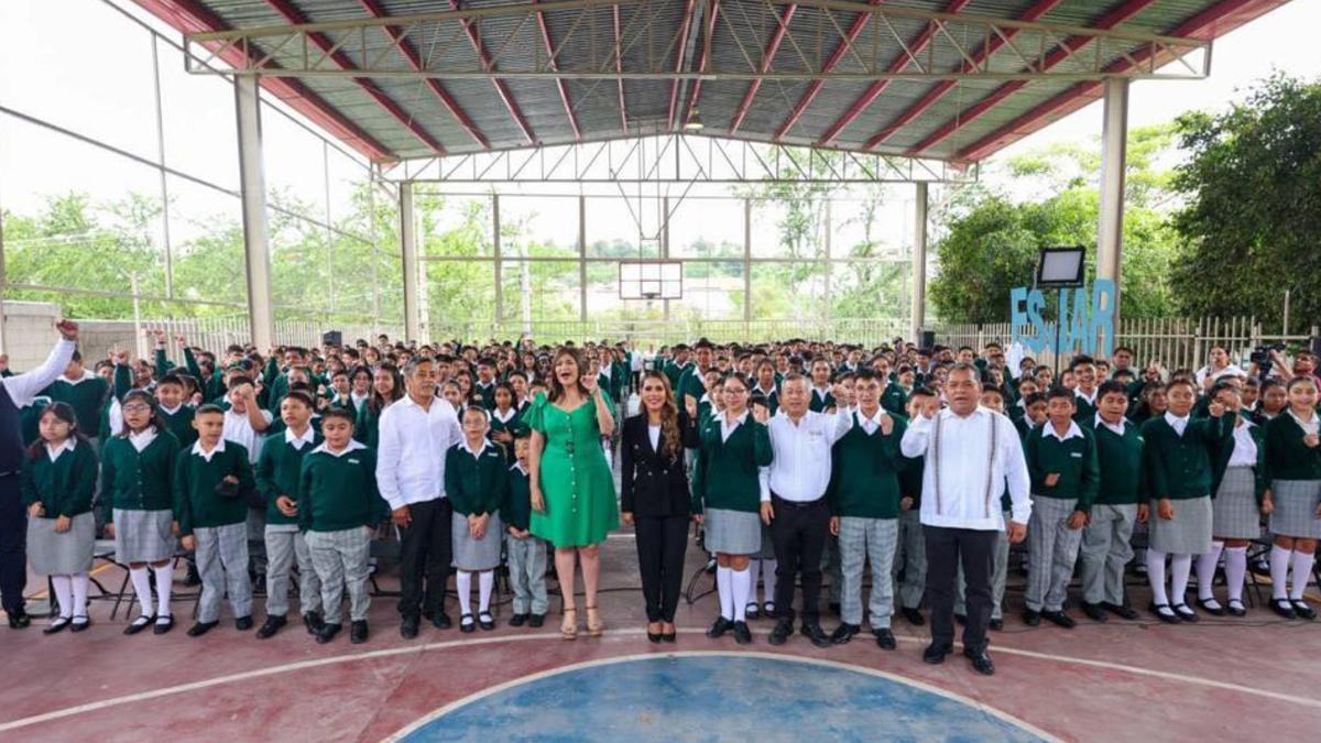 Cuerpo estudiantil reunido con docentes en el patio de una escuela