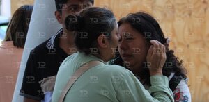 Familia de Blanca Adriana llega a la Fiscalía de Tlaxcala para el reconocimiento del cuerpo en el INCIFO, se nota afectada por el lamentable hecho.