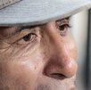 Ojos de un hombre tras enterarse de la muerte de su esposa.