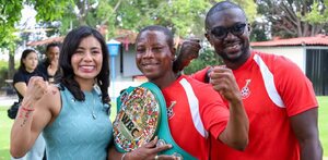 gabriela la bonita sánchez con jugadores de la selección de ghana