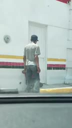 Un indignante caso de violencia contra la mujer fue captado por un testigo en las calles del sector centro de esta ciudad.