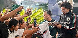 Jugador de futbol saludando a sus aficionados en Puebla.