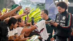Jugador de futbol saludando a sus aficionados en Puebla.