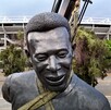 Estatua de Pelé instalada afuera del Estadio Jalisco