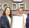 Autor del libro recibe premio en su presentación del libro, acompañado de autoridades en el Congreso del Estado de Puebla
