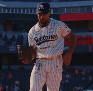 Jugador de Sultanes de Monterrey en un partido.