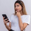 Persona pensando cómo desvincular número telefónico de su CURP