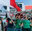 Aficionados celebrando con la playera de la selección mexicana.