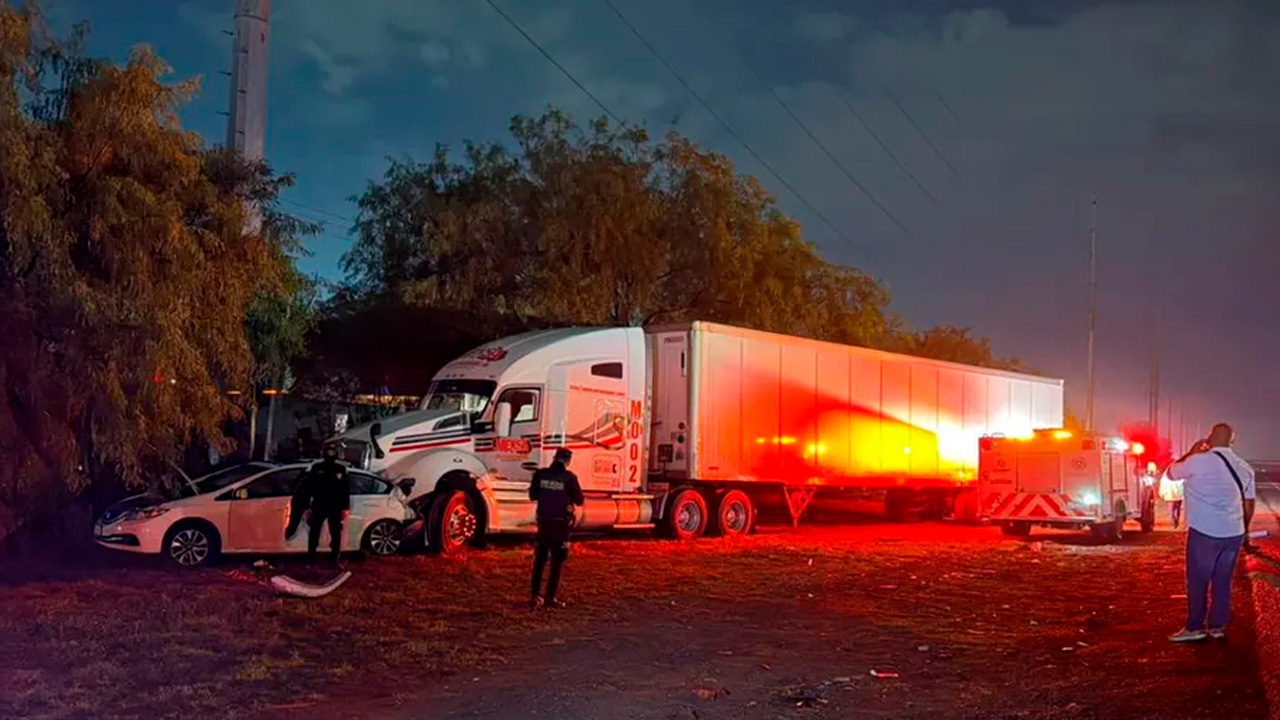 Un menor de 12 años murió prensado y dos hombres resultaron lesionados tras un choque entre un tráiler y un automóvil en Escobedo.