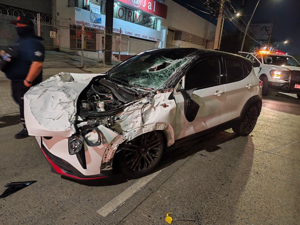 Un aparatoso choque en la Avenida Lázaro Cárdenas dejó una camioneta volcada tras caer sobre otro auto. Entérate de los detalles del milagro aquí.