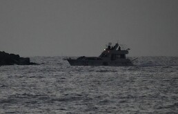 Fuerzas navales israelíes llevan una embarcación confiscada de la flotilla que se dirigía a Gaza al puerto israelí de Ashdod.