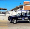 Se observa una fachada de un lugar en color blanco con letras que dicen Escuela Secundaria General número 21 Javier Luis Cabello Siller.