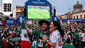 Una pareja de aficionados viendo un partido de fútbol en una pantalla gigante del Fan Festival Guadalajara