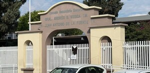 Se observa una fachada de un lugar con letras que dice Secudnaria Andrés S. Viesca.