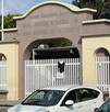 Se observa una fachada de un lugar con letras que dice Secudnaria Andrés S. Viesca.