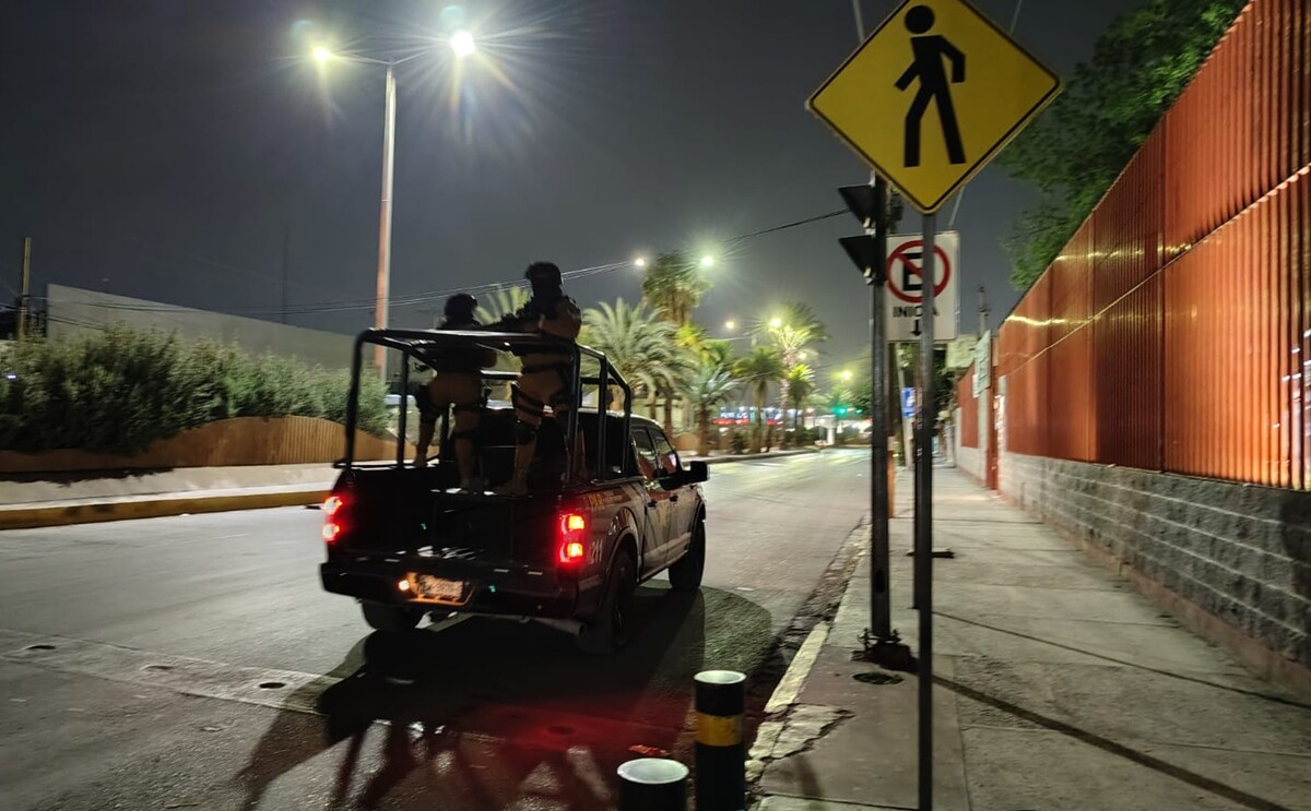 Policías atendiendo el reporte de un hombre herido tras un violento asalto en Torreón.