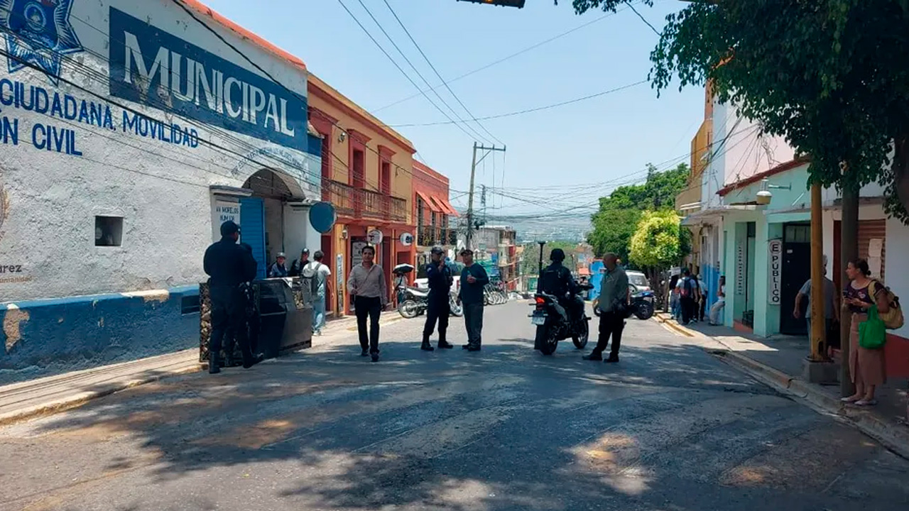 Policías municipales de Oaxaca de Juárez iniciaron un paro y tomaron el cuartel y el Palacio Municipal.