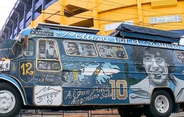Lucas y Estefanía, la familia argentina que transformó un Mercedes clásico en el 