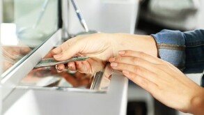 Persona retirando dinero en ventanillas del banco
