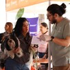 Hombre con mujer cargando un perro