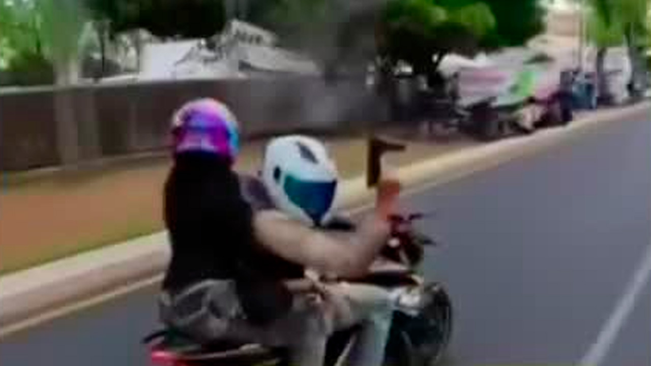 Un motociclista fue captado disparando al aire frente a instalaciones de la Fiscalía Especializada en Delincuencia Organizada en Ciudad de México.