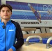 Carlo Joseph Ledo en posición vertical con los aros de Gimnasia Artística