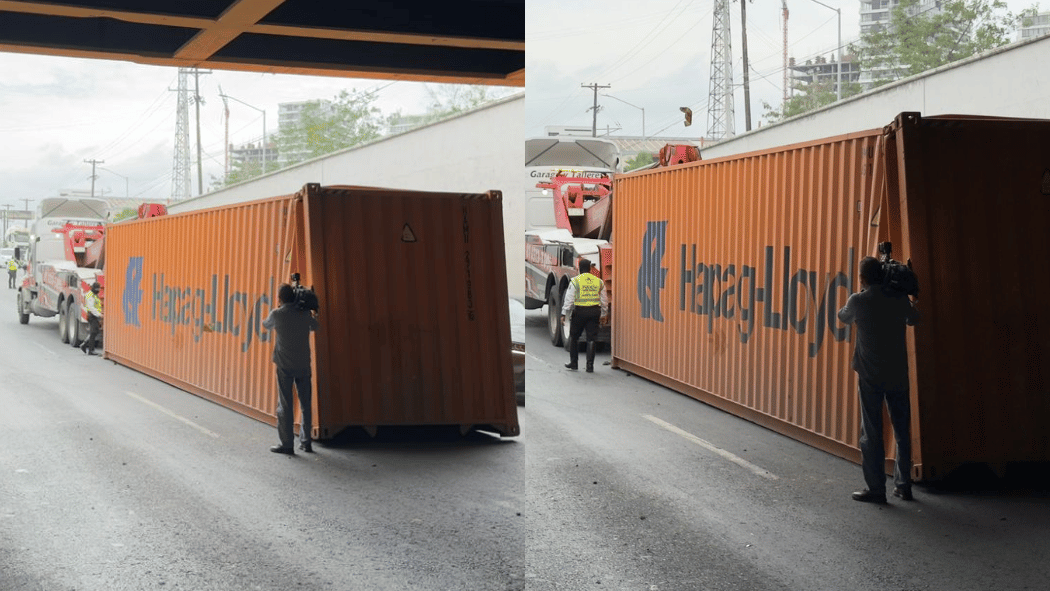 Contenedor que era transportado por un tractocamión se desprendió luego de impactarse un paso a desnivel sobre la avenida Manuel L. Barragán.