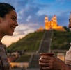 Mujer mayor demostrando la sabiduría ancestral hablando con otra cerca de la pirámide de San Pedro Cholula