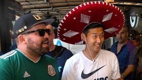 Heung-Min Son utilizando un sombrero de mariachi cuando jugaba en el Tottenham.