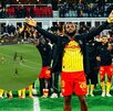 Allan Saint-Maximin celebrando la victoria en su primer partido de local con Lens.