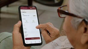 Adulta mayor que está realizando una transferencia bancaria desde la aplicación de Banco Bienestar