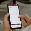 Adulta mayor que está realizando una transferencia bancaria desde la aplicación de Banco Bienestar