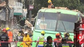 Una barda cayó sobre un camión de transporte público en la alcaldía Cuauhtémoc y dejó al menos 4 lesionados.
