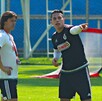 Matías Almeyda con Carlos Salcedo en un entrenamiento con Chivas.