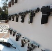 Mediante un operativo, la Fiscalía de Guanajuato detuvo a un hombre en el municipio de San Felipe por poseer armas de uso exclusivo del ejército.