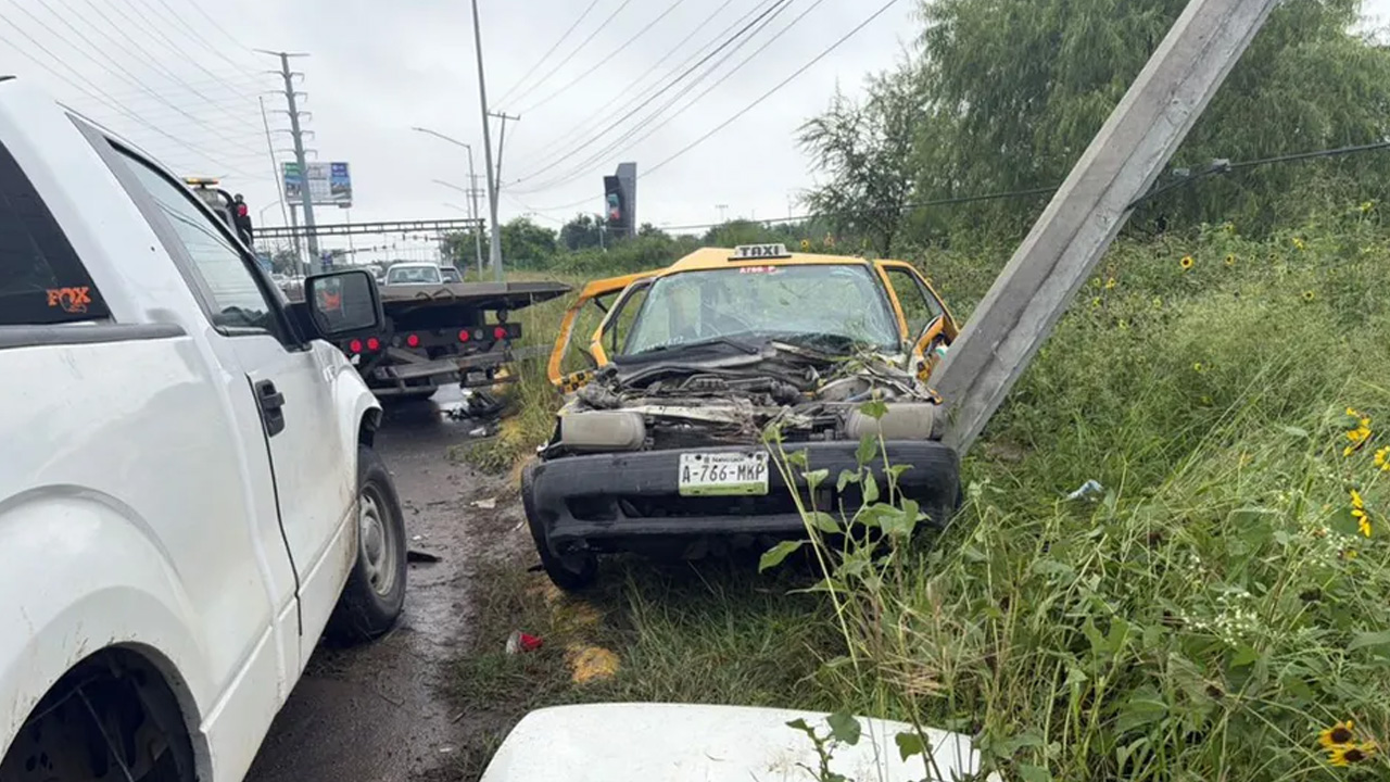 Cuatro pasajeros resultaron gravemente heridos luego de que un taxi fuera impactado por una camioneta pickup en la carretera a San Mateo, en Juárez.
