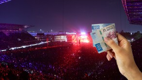Joven gastando su dinero en un concierto.