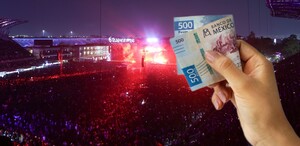 Joven gastando su dinero en un concierto.