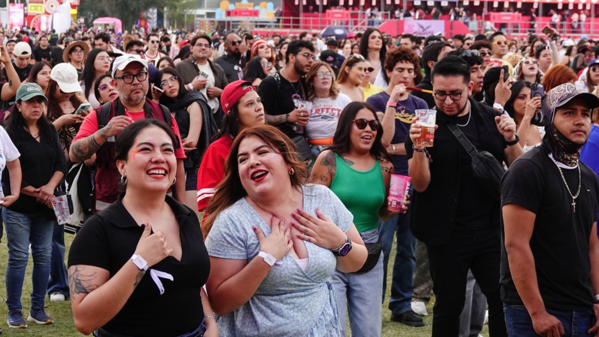 Jóvenes en un concierto en la Ciudad de México.