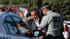 Policía de la Guardia Nacional hablando con un conductor.