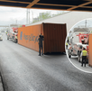Contenedor que era transportado por un tractocamión se desprendió luego de impactarse un paso a desnivel sobre la avenida Manuel L. Barragán.