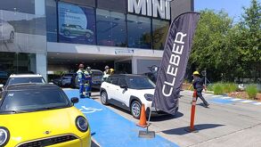 cuerpos de auxilio ante riesgo de incendio en agencia de carros
