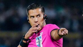Daniel Quintero Huitrón pitando un partido en Liga MX.